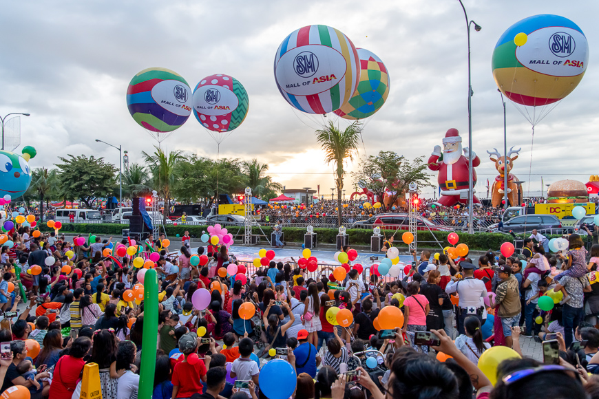 Jan 1, 2019 People watching the New Year parade at the Mall of Asia, Manila, Philippines